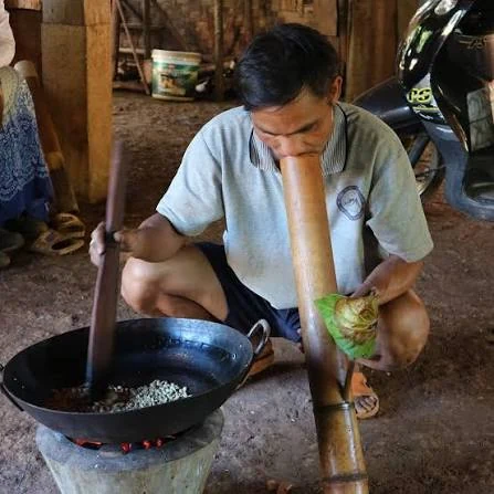 Coffee and Katu culture experience with Mr Hook near Tad Lo